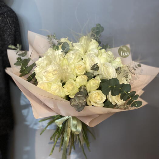 31 white roses