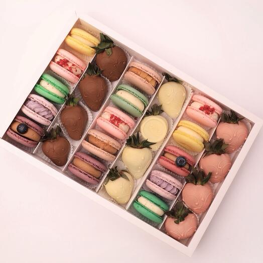 Набор "12 клубник и 15 макарон"