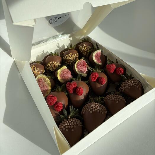 Клубника в шоколаде малина инжир подарок на Новый год