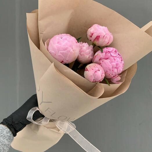 5 розовых пионов
