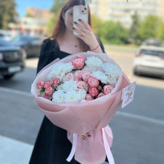 Объёмный букет с кустовой розой и хризантемой