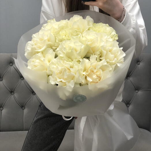 11 белых ажурных роз