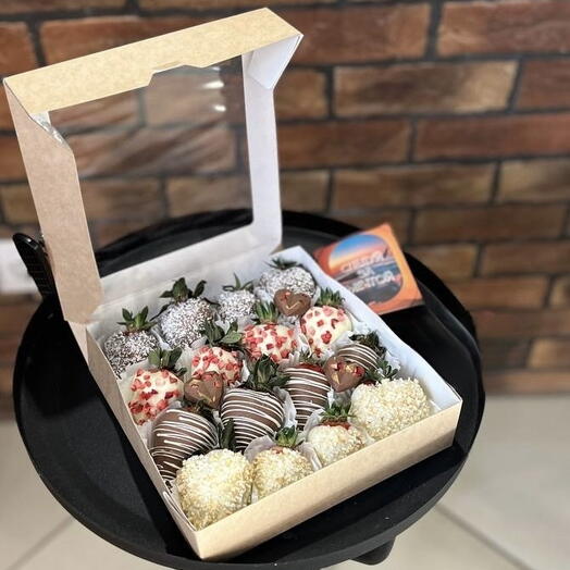 Коробочка клубника в шоколаде "Сладкий день"
