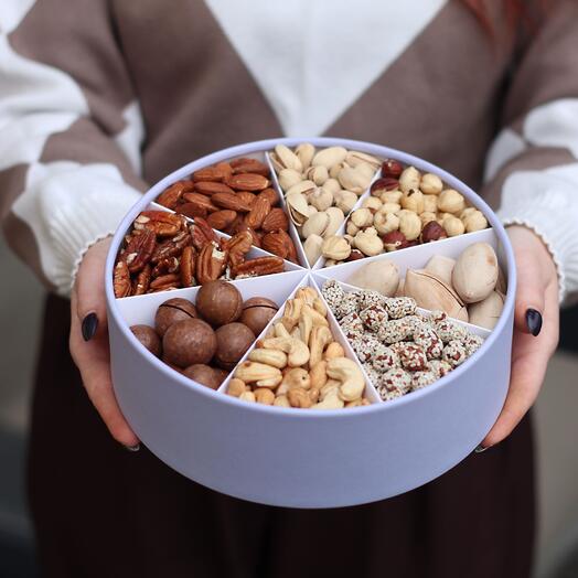 Набор в круглой коробке "Ореховый микс"