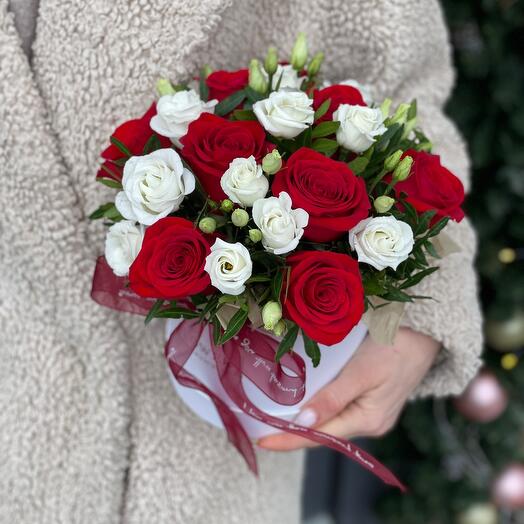 Коробочка Красная шапочка с красными розами и эустомой
