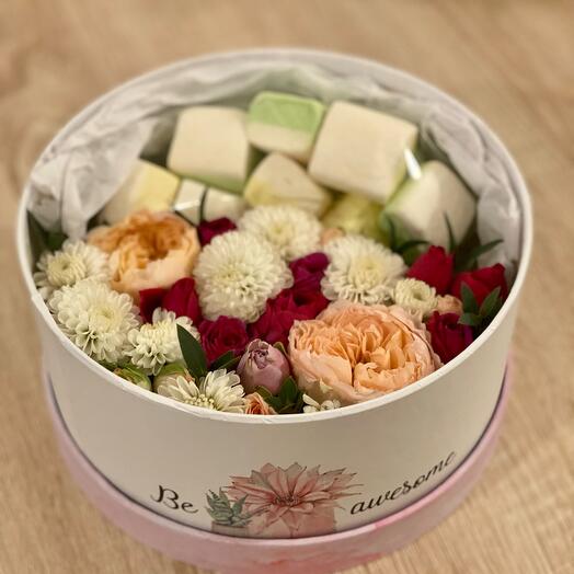 Цветы и зефирки в коробке