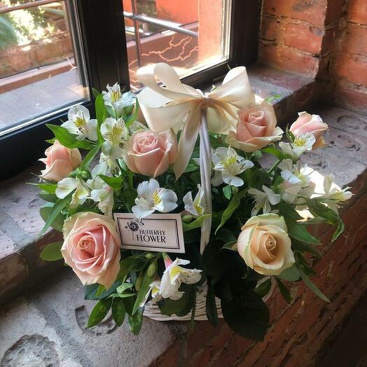 Basket with peach roses and alstroemeria "Claudette Kolber"