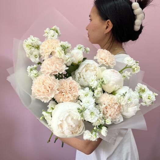 Aurora bouquet of white peonies and fragrant mattioles💕🫶🏻