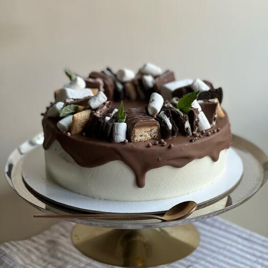 Pastel con goteos y dulces