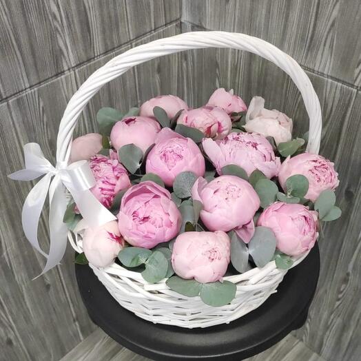 Корзина из 15 розовых пионов