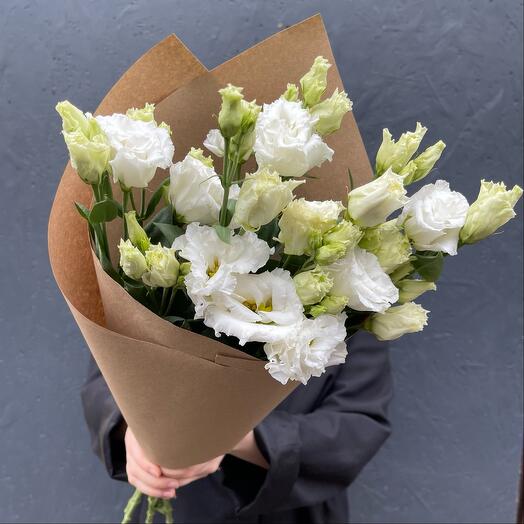 Букет из белых лизиантусов 7 шт в крафте/ Цветы/ букет от RoseMarkt