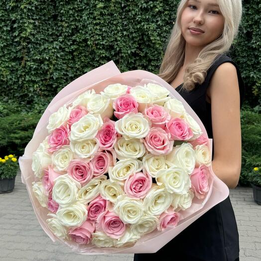 Светлый букет из 51 розы