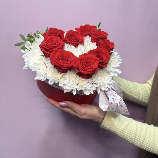 Сердце из алых роз на подушке из белых хризантем