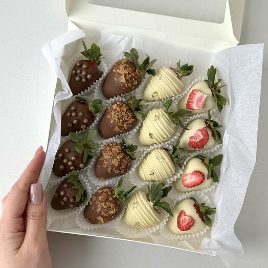 Клубника в бельгийском молочном и белом шоколаде