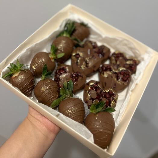 Клубника и гранат в шоколаде