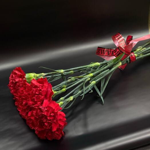 Гвоздика красная с поминальной лентой