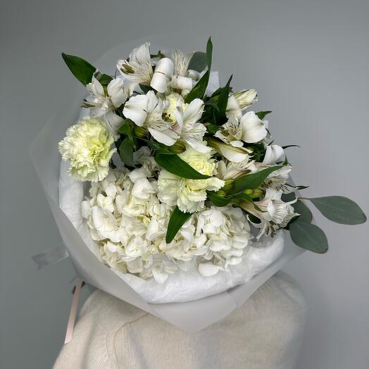 Кремовый букет из белой альстромери, диантусов и гортензии