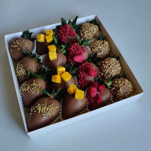 Клубника в шоколаде 16 яркий