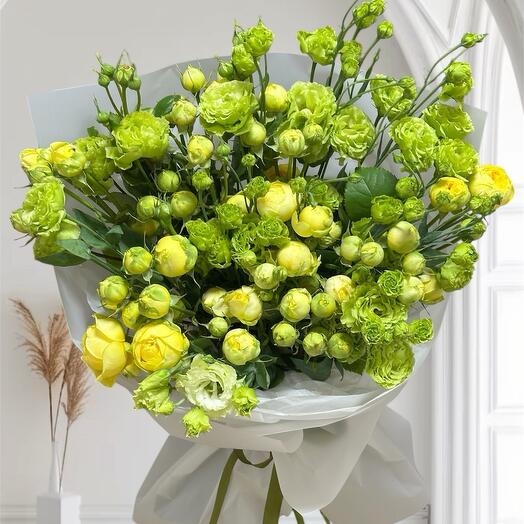 Букет с зелёной эустомой и жёлтыми кустовыми розами — «Лимонный бриз»