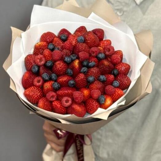 Букет из отборных ягод клубники голубики малины