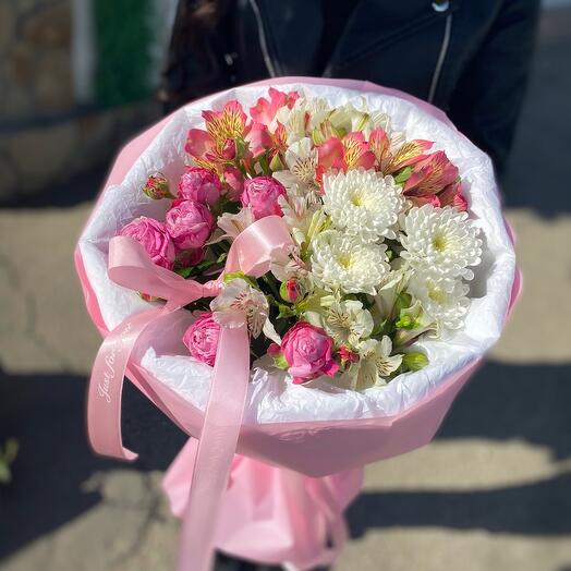 Букет из кустовой пионовидной розы , хризантемы и альстромерии