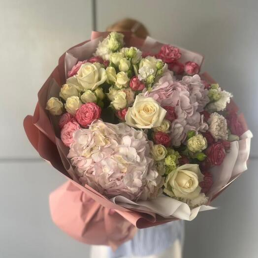 Дизайнерский букет из гортензий, эустомы, розы, кустовой гвоздики и кустовой розочки