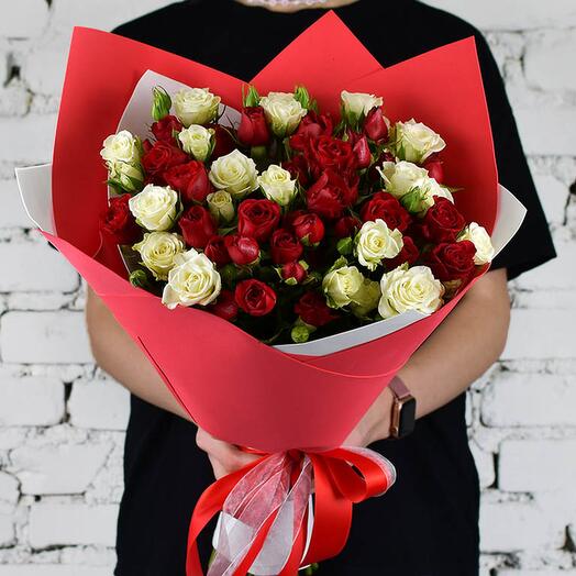Bouquet of 17 bush roses red and white mix
