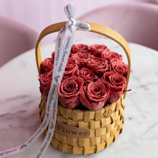Agat roses in a basket