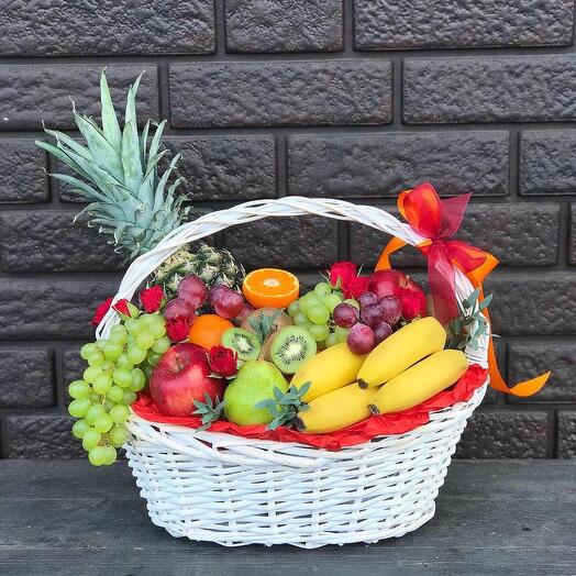 Cesta de frutas con flores