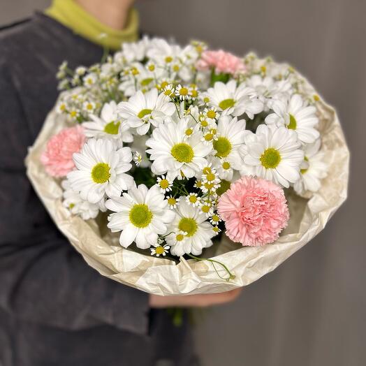 Букет из хризантемы, гвоздики и танацетума