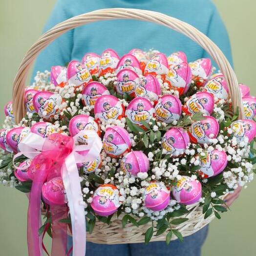 Корзина с цветами и киндерами