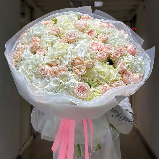 Гортензия белая с кустовой розой