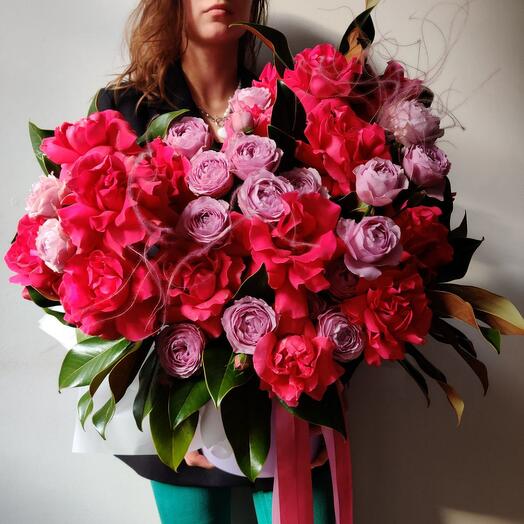 Composición de rosas francesas y peonías con Magnolia B9