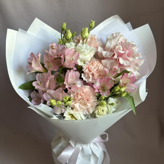 Нежный букет. Альстромерия, диантусы, эустома, французская роза