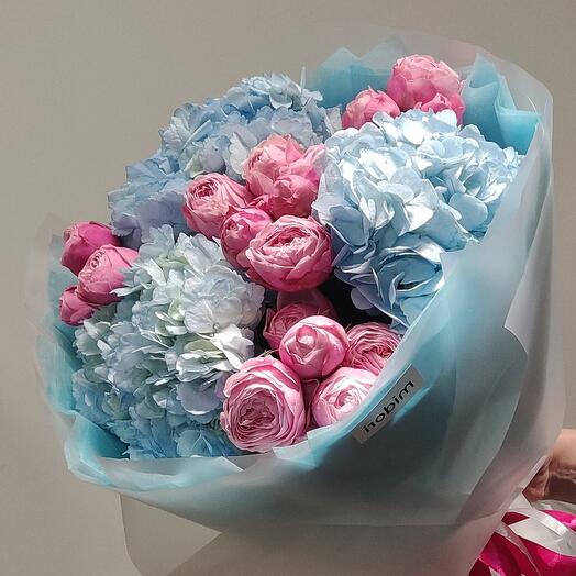 Голубая гортензия и пионовидная роза 💕