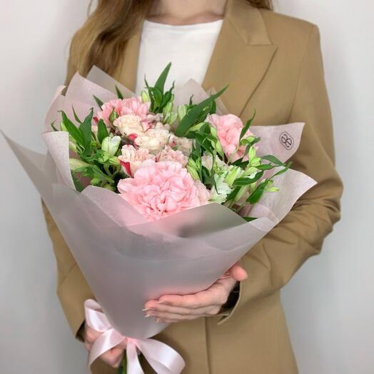 Букет из кустовых роз "Рефлекс", белых альстромерий и розовых гвоздик в матовой пленке с тишью