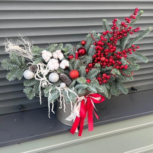 Композиция в коробке с елью