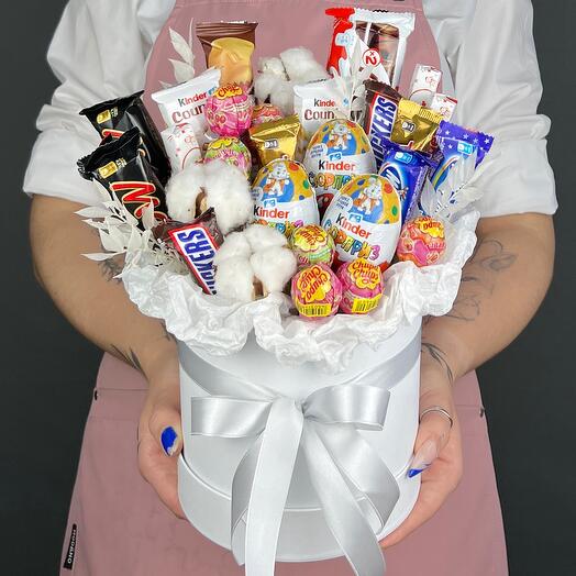 Композиция в коробке. Конфеты KINDER, шоколадные батончики, чупа-чупс и белый Хлопок (M)