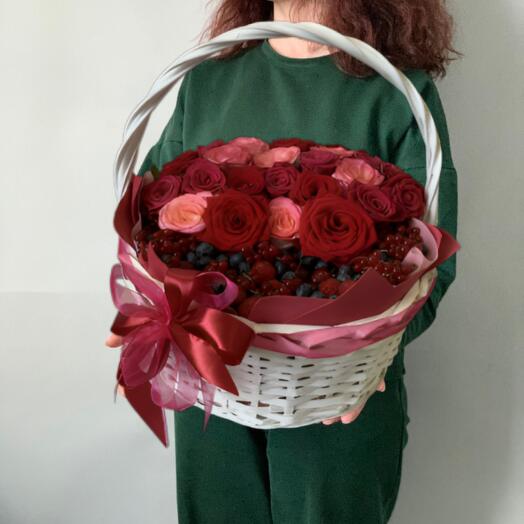 Корзина из ягод, цветов М