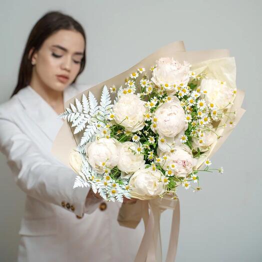 Белые пионы с ромашкой