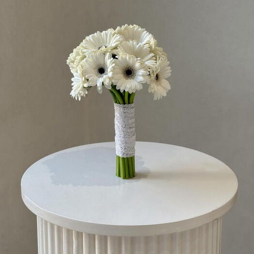 Bridal bouqruet with white gerbera with white dantel