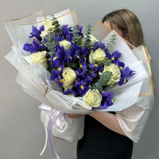 Iris bleus et roses blanches