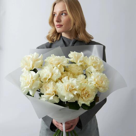 Нежный букет из 15 белых, французских роз