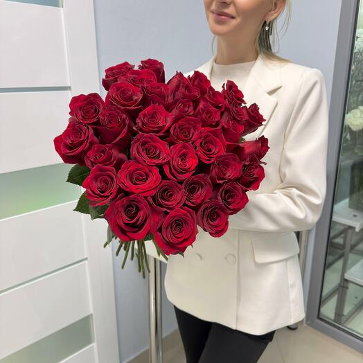 35 бордовых роз