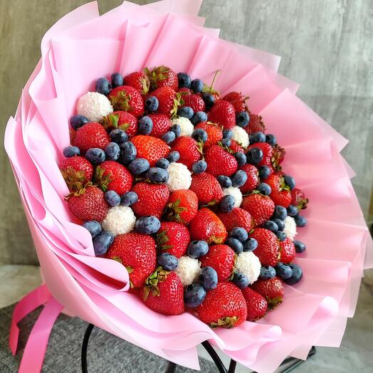 Bouquet of strawberries, blueberries and Raffaello "Gentle kiss"