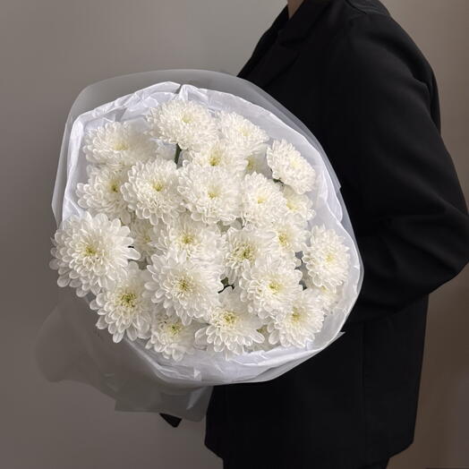 Белоснежный букет кустовой хризантемы