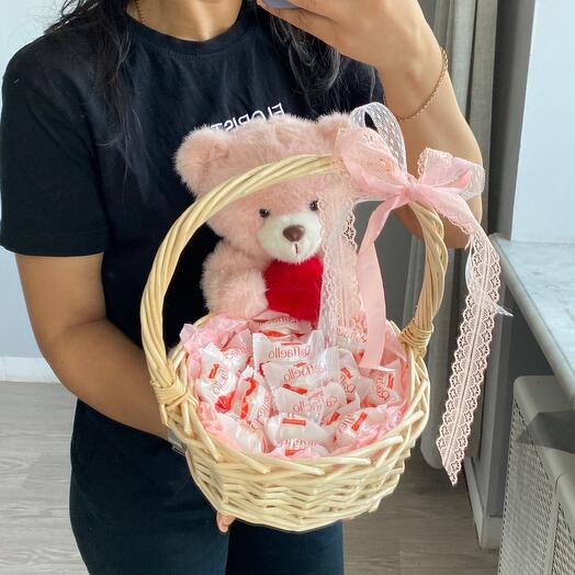 Мишка плюшевый с корзиной из рафаелло