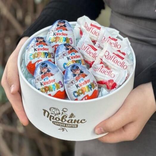 Подарочный набор с киндерами , конфетами