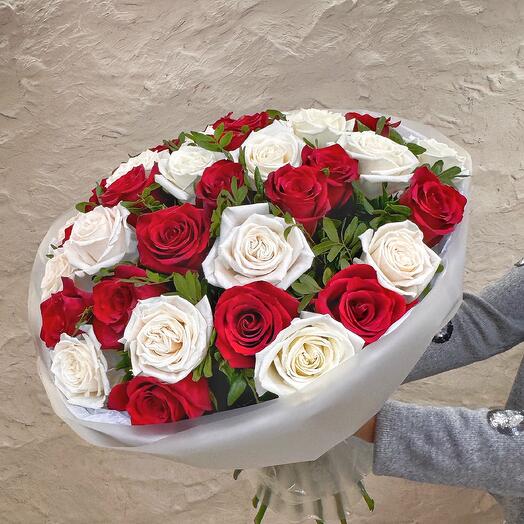 Букет из 35  роз с зеленью