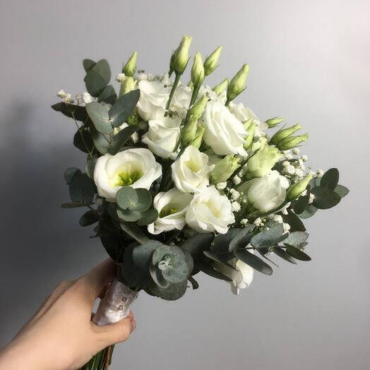Букет невесты с эустомой и гипсофилой